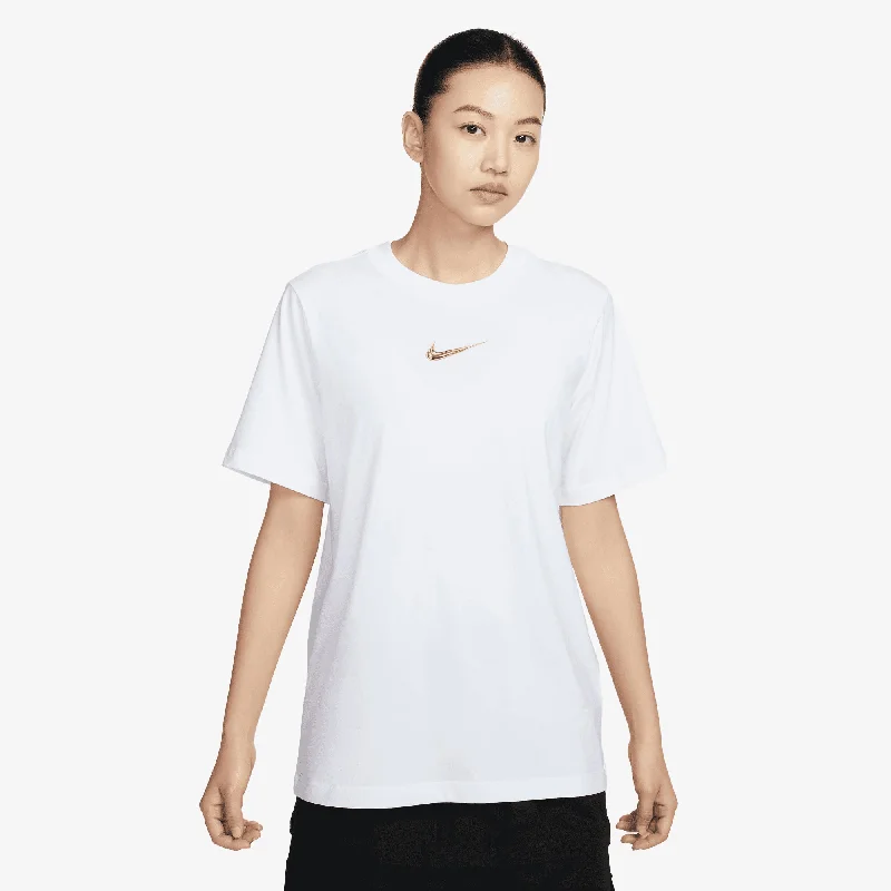 NIKE | WMN'S LOOSE SHORT-SLEEVE GRAPHIC T-SHIRT { WHITE